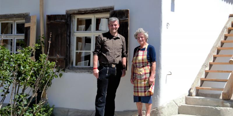 Sebastian Schmäh und Frau Schirmeister vor dem Rebmannhaus